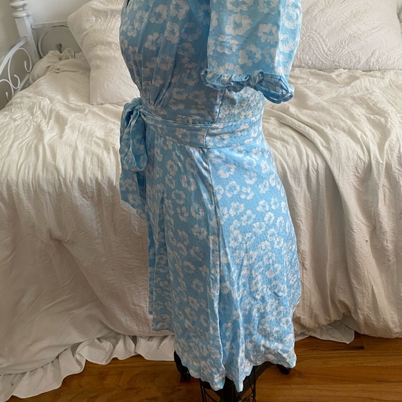 Lulu’s blue floral mini dress - Picture 3 of 3